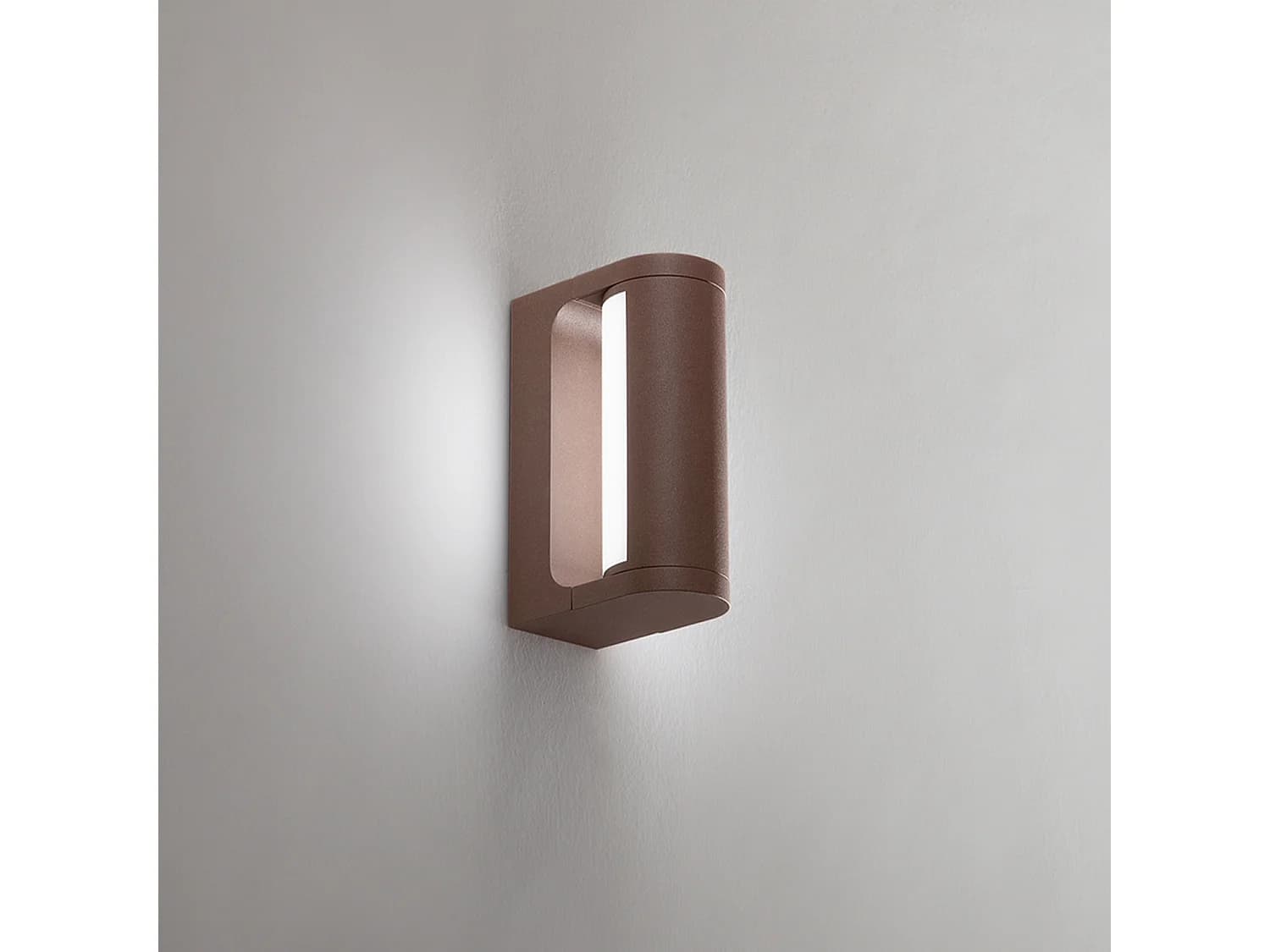 Applique Led En Aluminium Poudré Corten Mat 12W 3000K, Design Moderne Pour Éclairage Extérieur Avec Diffuseur Orientable De La Marque Perenz.