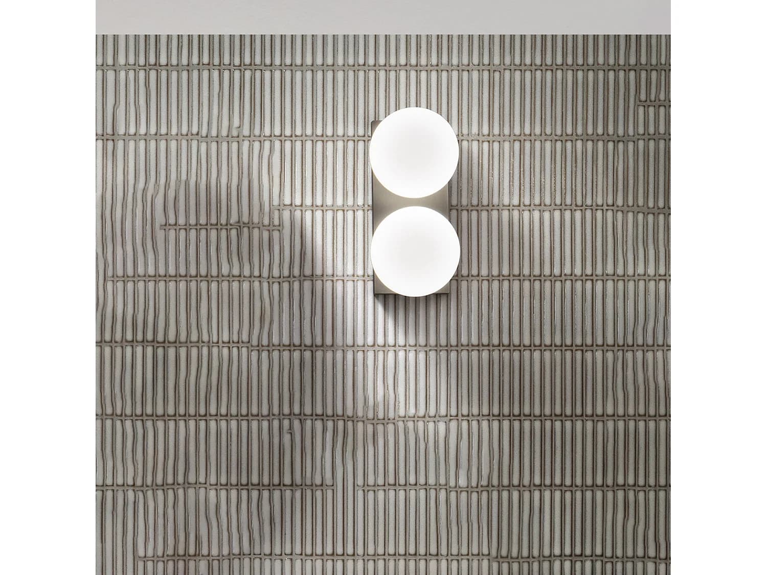 Plafonnier Led Série 8378 En Métal Gris Titane, 2X8W 3000K, Design Moderne Avec Des Diffuseurs En Verre Soufflé Satiné, Ip40 - Marque Perenz