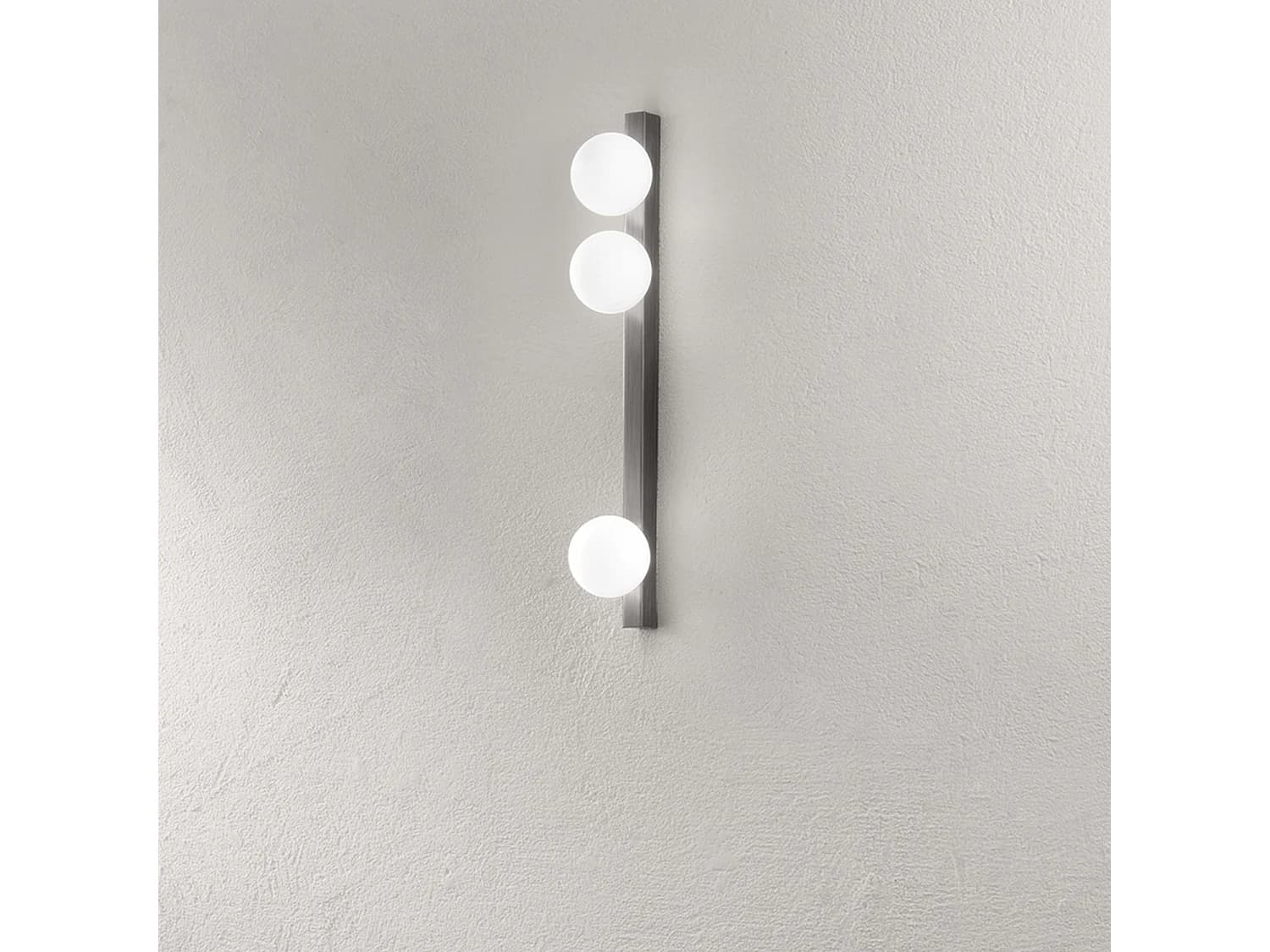 Plafonnier Moderne À 3 Lumières En Métal Gris Titane Avec Diffuseurs Sphériques En Verre Blanc Acide - Design Élégant 60 Cm - Marque Perenz