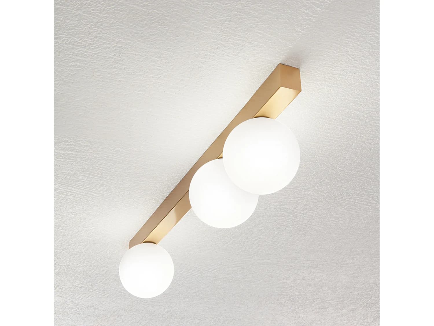 Plafonnier Moderne À 3 Lumières En Métal Doré Mat Avec Diffuseurs Sphériques En Verre Blanc Dépoli - Design Élégant 60 Cm - Marque Perenz