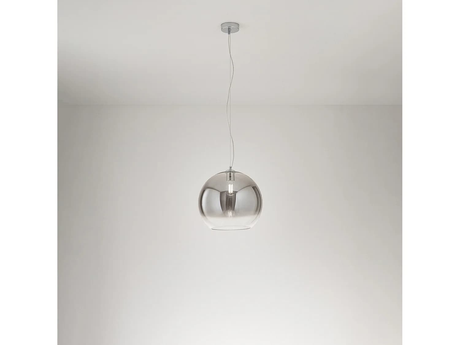 Suspension En Verre Soufflé Fumé Dégradé, Structure En Métal Et Aluminium Chrome Poli, Douille E27, Diamètre 35 Cm - Perenz, Design Élégant.