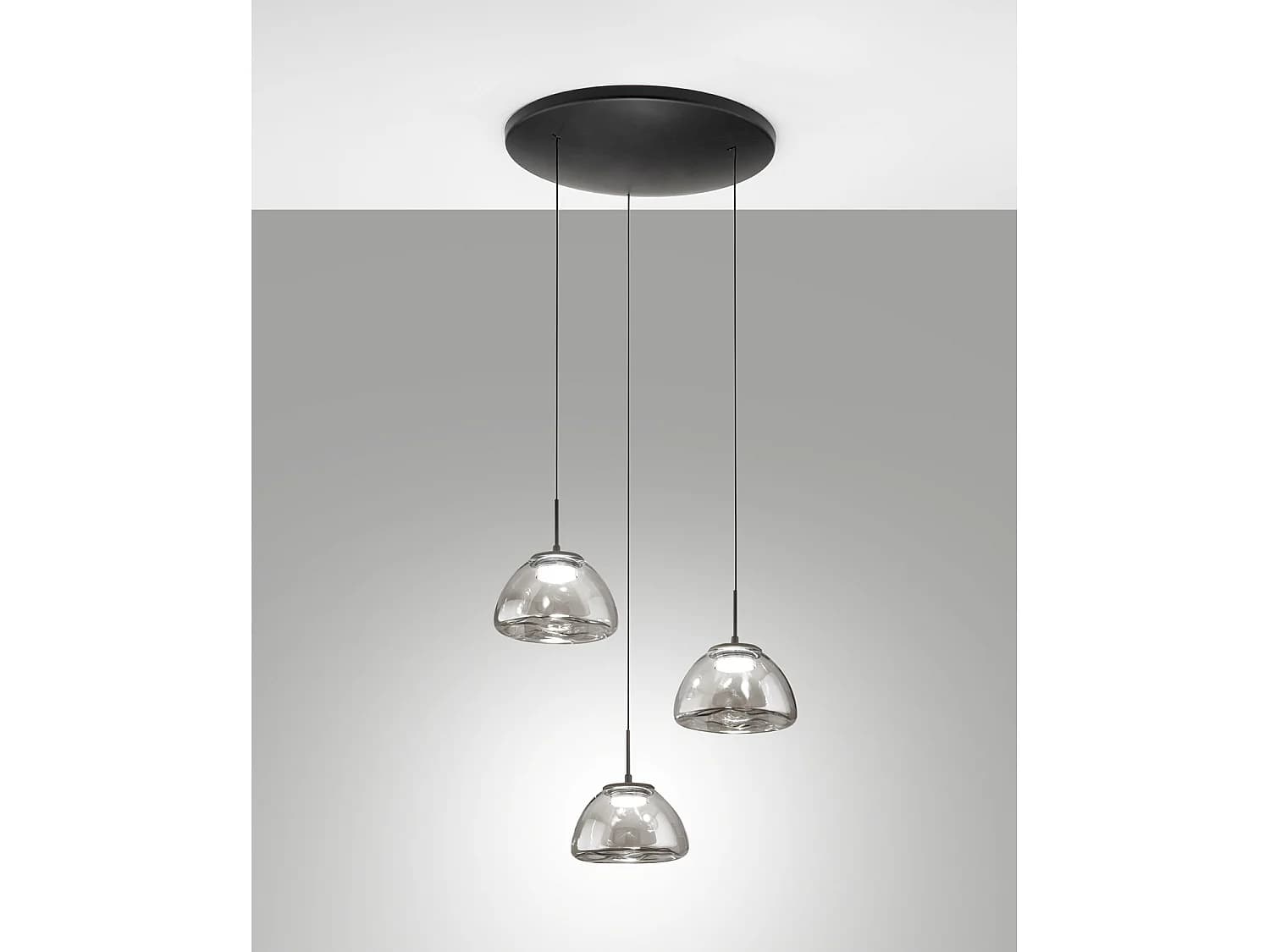 Suspension Lucille Ø350 Mm, Verre Fumé, Led 21W, 2700K/3000K/4000K, Dimmable. Structure En Métal Et Verre Borosilicate Pour Un Éclairage Chic.