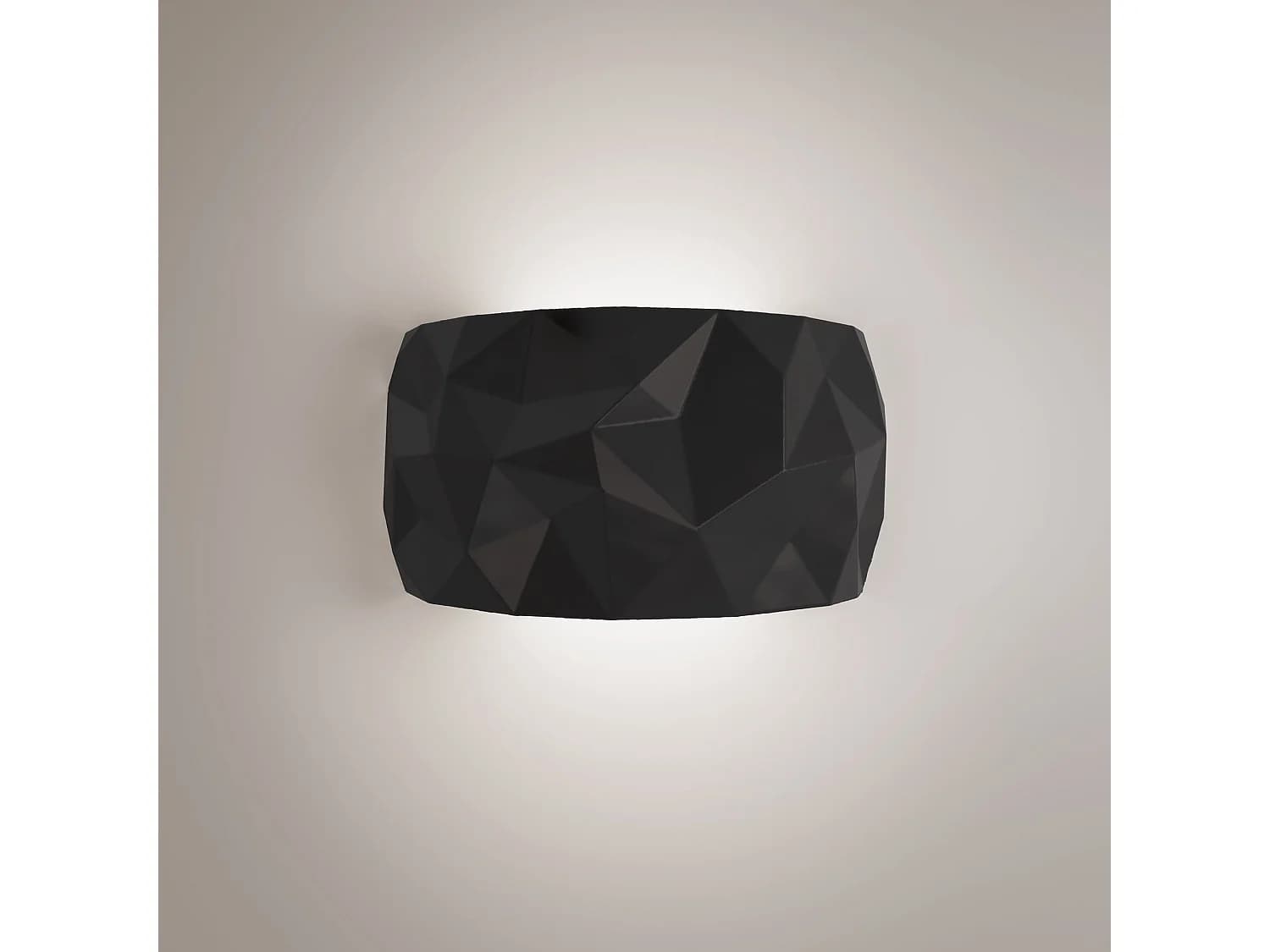 Applique Angled En Céramique Noire Avec Diffuseur À Géométrie Prismatique, Technologie Led Intégrée Graduable Et Température De Lumière Sélectionnable