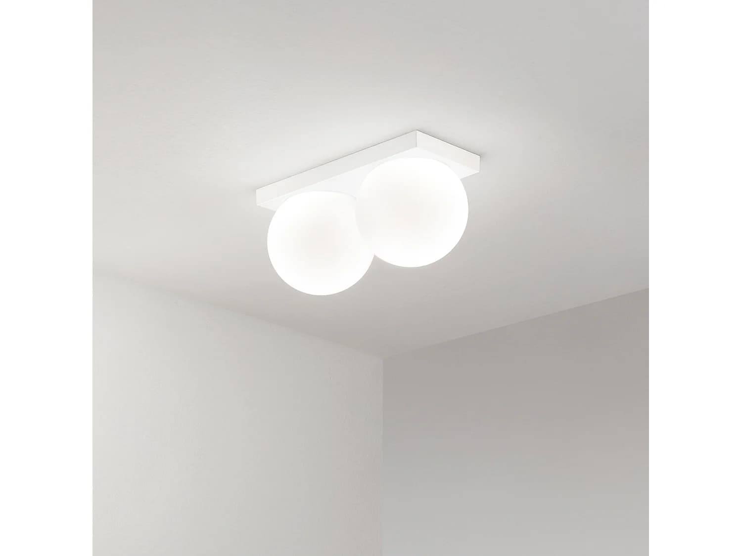 Plafonnier Led Série 8378 En Métal Blanc Mat, 2X8W 3000K, Design Moderne Avec Diffuseurs En Verre Soufflé Satiné, Ip40 - Perenz, Luminaire Chic